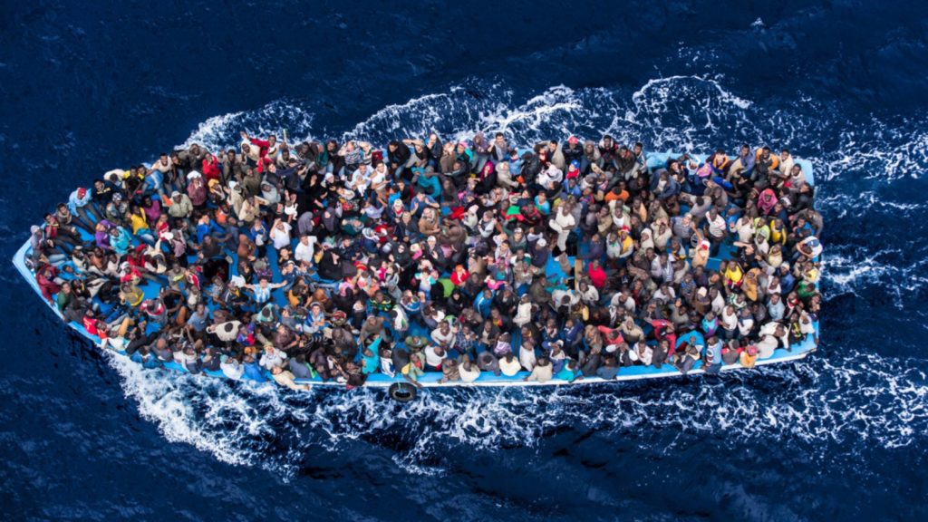 un bateau chargé de migrants africains