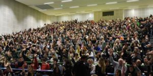Des étudiants d'extrême gauche, de l'unef et du npa, votent en assemblée gé,érale le maintient des blocages de l'université