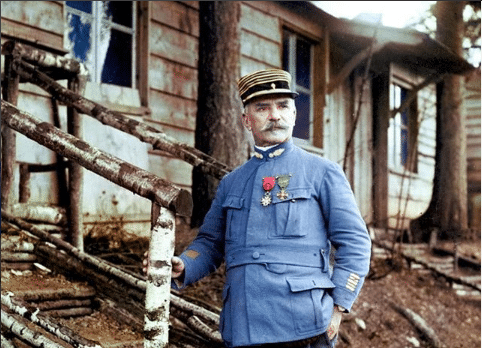 Le lieutenant-colonel Driant devant son baraquement du camp « Rolland » dans le bois des Caures, le 16 janvier 1916, un mois avant sa mort.  